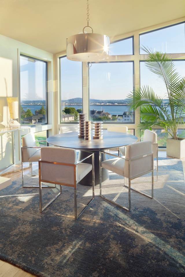 maison-contemporaine-salle-manger-chaises-blanches-table-ronde-suspension-métallique maison contemporaine
