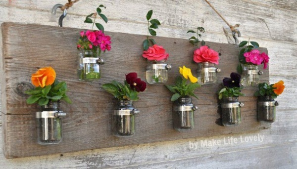mini vases accrochés sur planche bois déco jardin