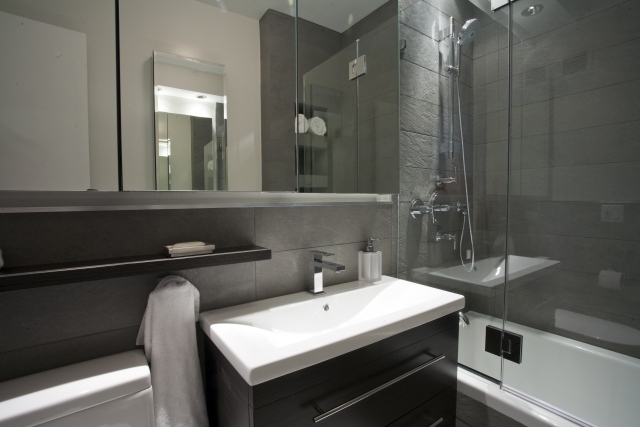 miroir-salle-de-bains-moderne-confort-complet-armoire-douche