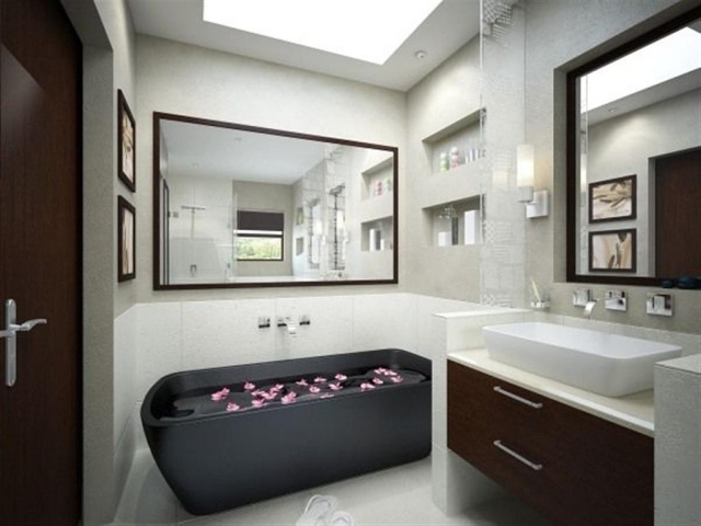 miroir-salle-de-bains-moderne-confort-complet-baignoire
