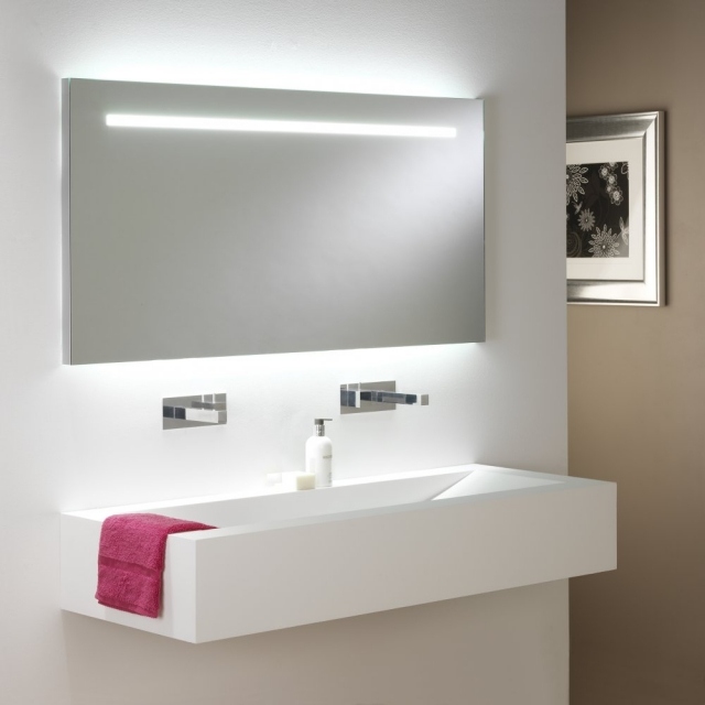 miroir-salle-de-bains-moderne-confort-complet-luminaire-led