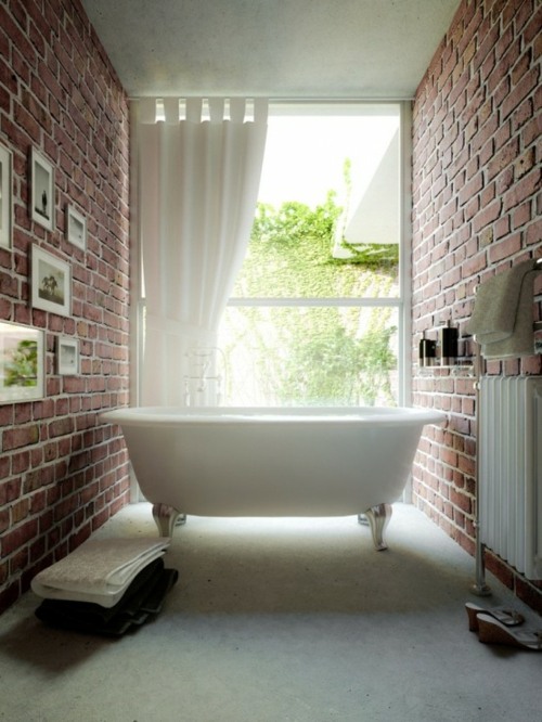 mur brique rouge support metal rideau blanc baignoire