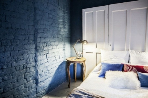 mur briques peint bleu chambre coucher