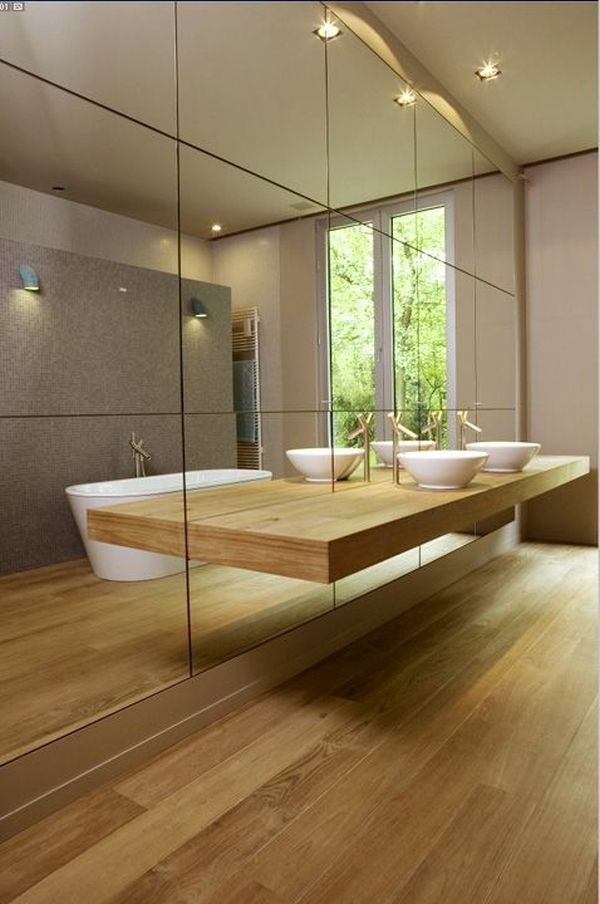 salle de bain planche en bois impressionnante et un mur en miroir unique 