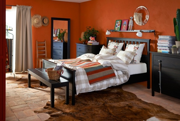murs oranges meubles sombres chambre coucher