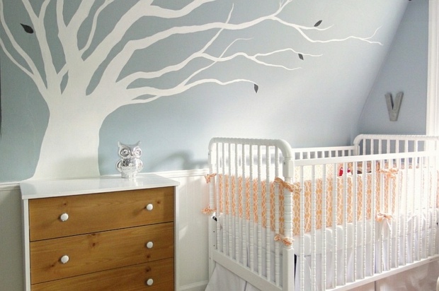 nursery morderne arbre blanc peint sur mur bleu ciel