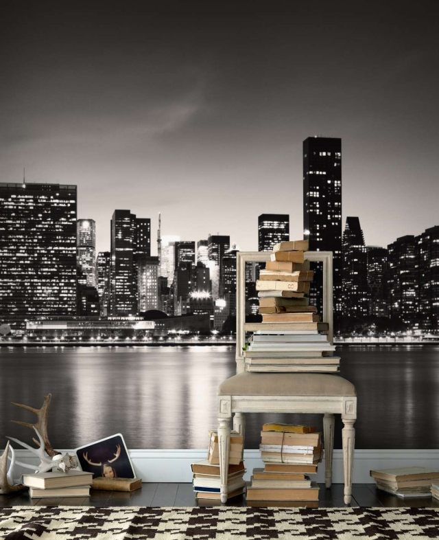 papier-peint-New-York-Manhattan-noir-blanc-chaise-livres-tapis-blanc-marron