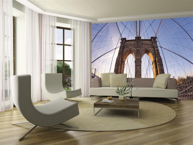 papier-peint-New-York-Pont-Brooklyn-salon-élégant-canapé-fauteuils-blancs papier peint New York