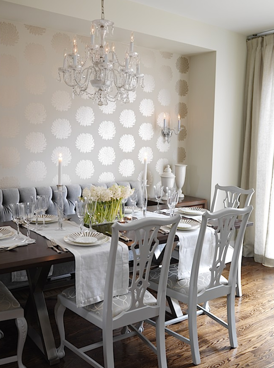 Variante plus brillante en fleurs argentées salle à manger mur table