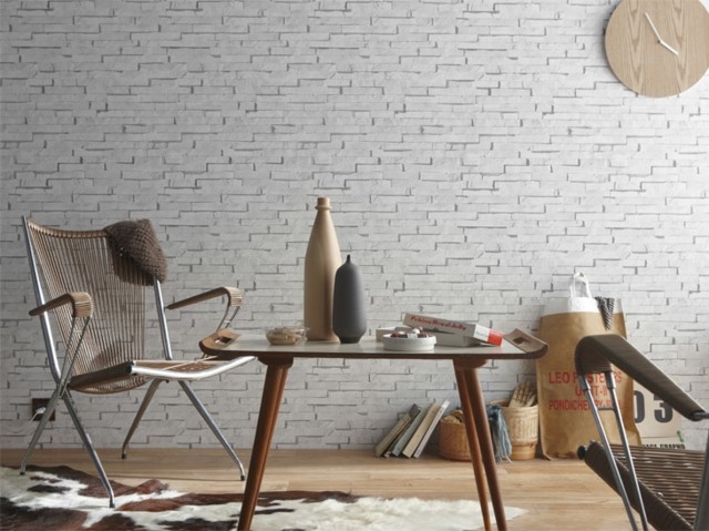 papier peint brique blanche table en bois chaise en bois tapis de sol
