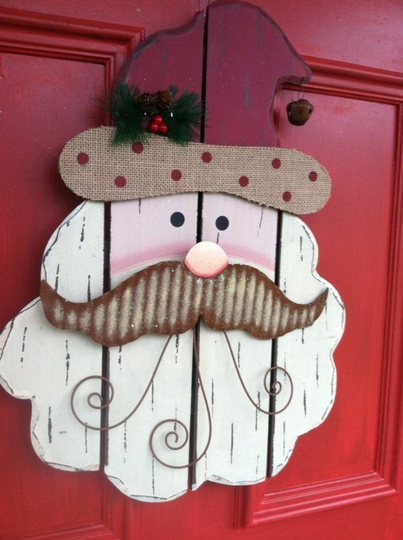 idée père Noël sur la porte d'entrée déco bois peint