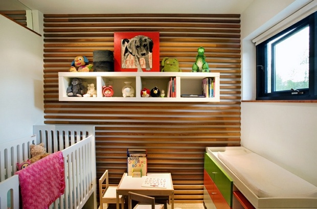 petite chambre bébé avec mur revêti bois touche chaleur