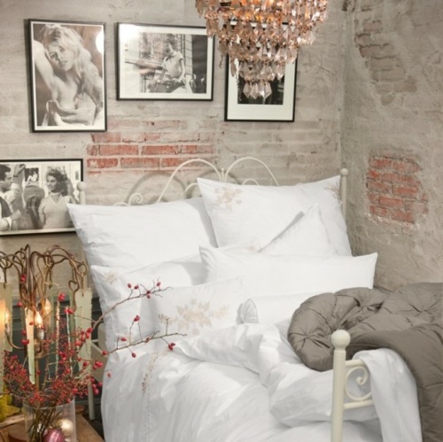 petite chambre coucher lit blanc murs style industriel