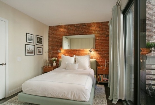 petite chambre lit comfortable mur briques