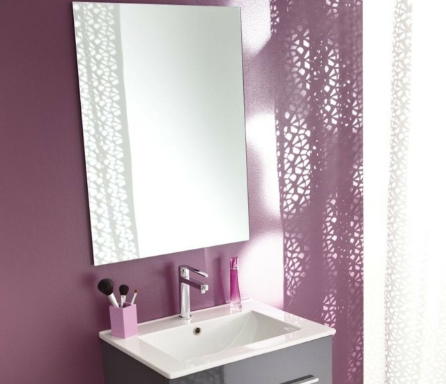 salle de bain en couleur violet miroir lavabo rangement pratique