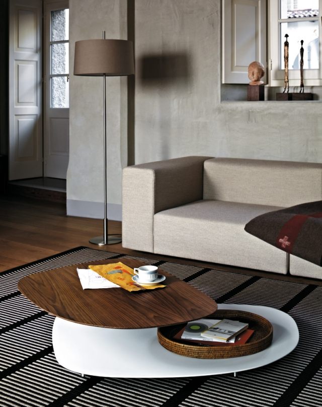 petite-table-salon-bois-design-original-élégant-canapé-gris-clair