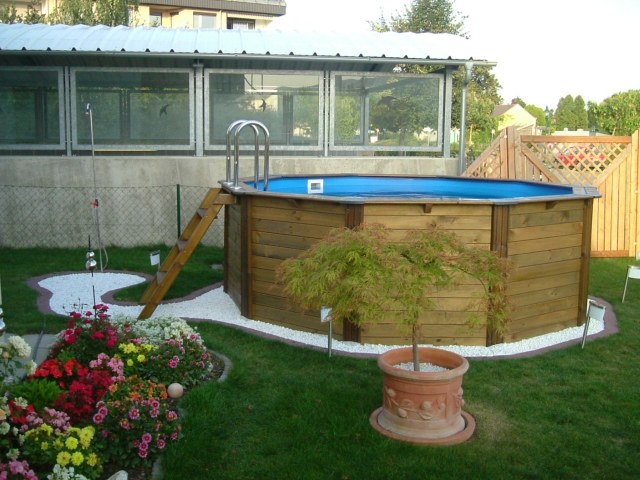 piscine-hors-sol-bois-jardin-fleurs-arbuste-décoratif-pierres-décoratives piscine hors sol bois