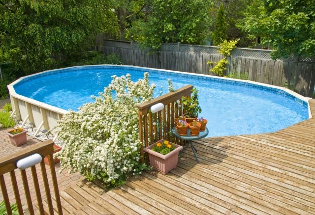 piscine-hors-sol-bois-plantes-fleurs-terrasse-bois