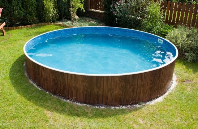 piscine-hors-sol-bois-ronde-jardin-clôture-bois