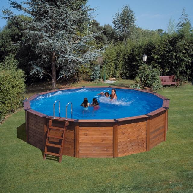 piscine-hors-sol-bois-ronde-échelle-bois-jardin