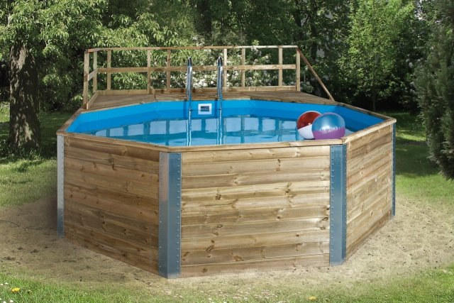 piscine-hors-sol-bois-échelle-métallique