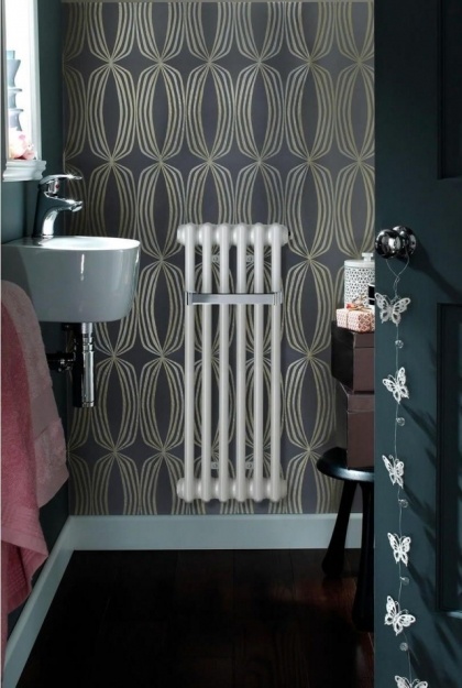 radiateur-salle-bains-blanc-élégant-papier-peint-motifs-vasque-ovale