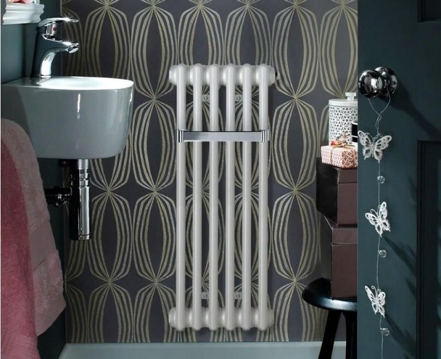 radiateur-salle-bains-blanc-élégant-papier-peint-motifs-vasque-ovale