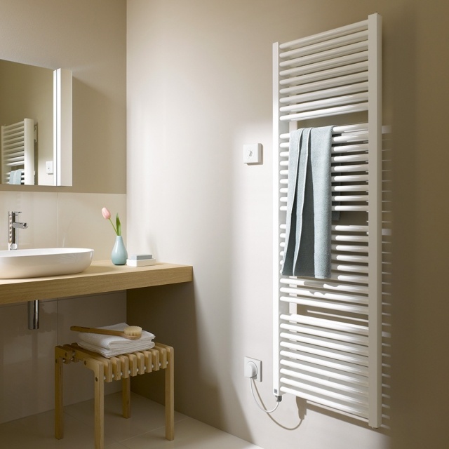radiateur-salle-bains-blenc-élégant-mural-meuble-vasque-bois-chaise-petite-bois