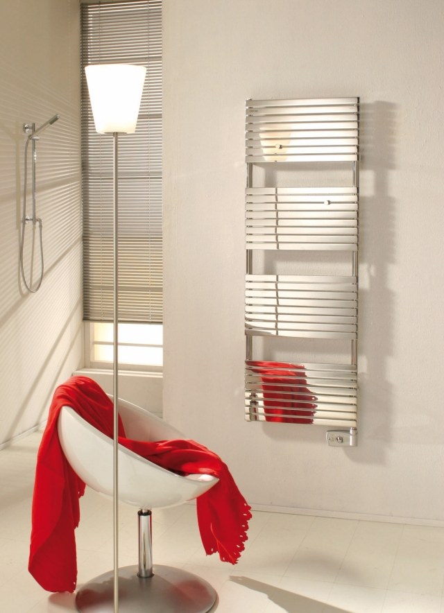 radiateur-salle-bains-finition-métallique-lampe-sol-moderne radiateur salle de bains