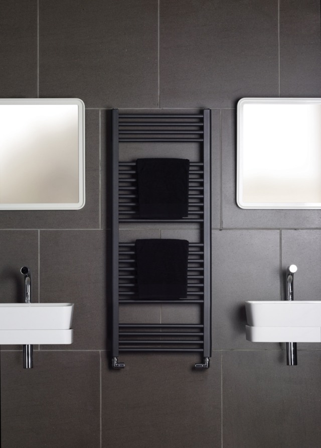 radiateur-salle-bains-noir-mat-élégant-vasques-blancs-miroirs-carrés radiateur salle de bains
