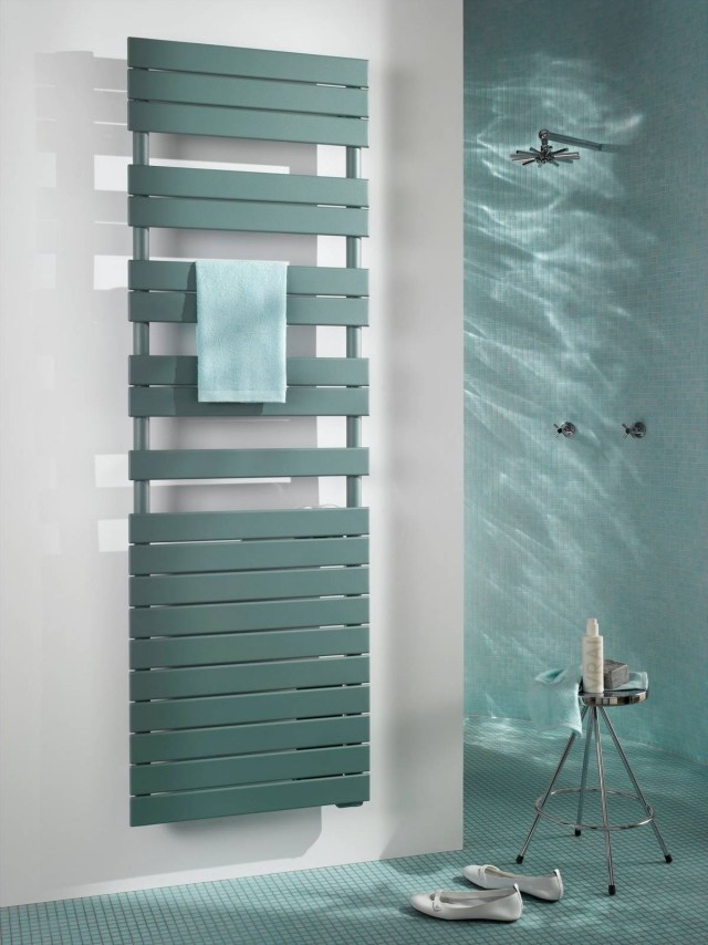 radiateur-salle-bains-élégant-bleu-clair-murs-petite-table-métallique-ronde