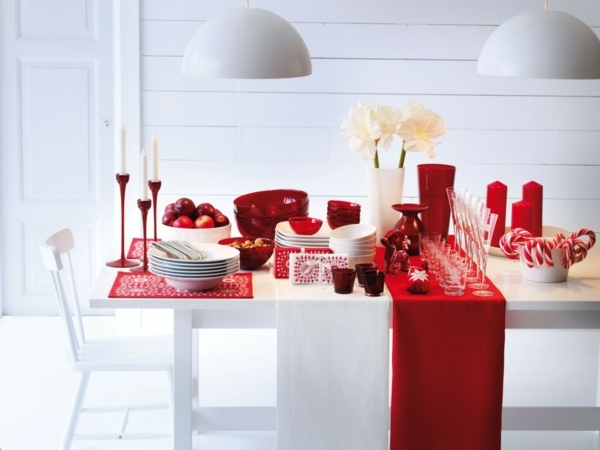 salle a manger blanche ponctuee accessoires rouges
