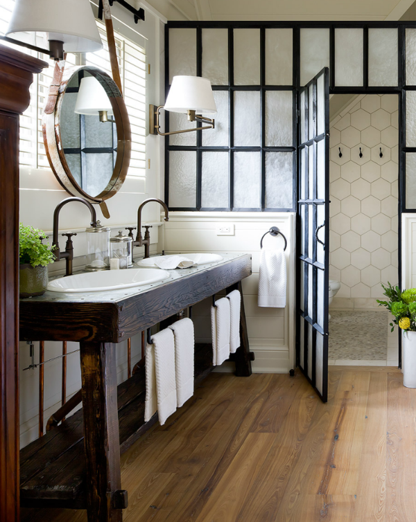 Belle salle de bain féminine avec un meuble en bois foncé élaboré design