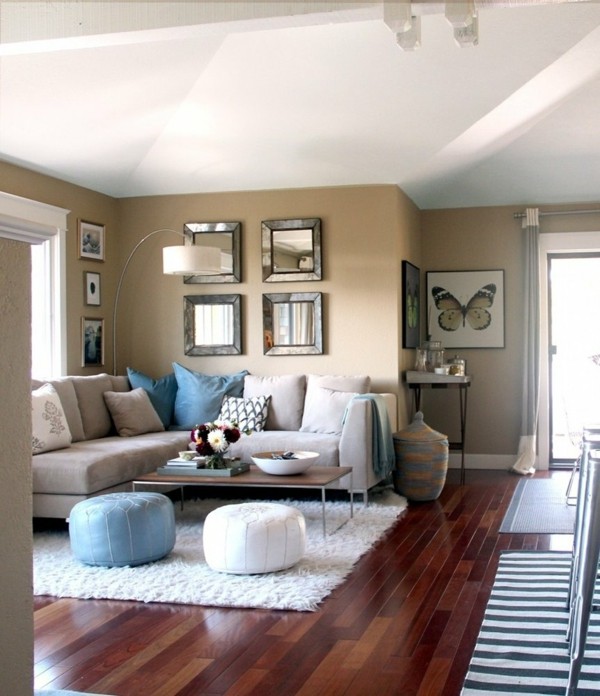 Parquet en bois et tapis blanc sont une bonne combinaison salon classique intérieur 