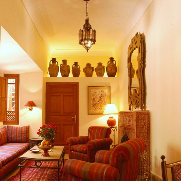 salon-couleurs-chaudes-orne-vases-marocains