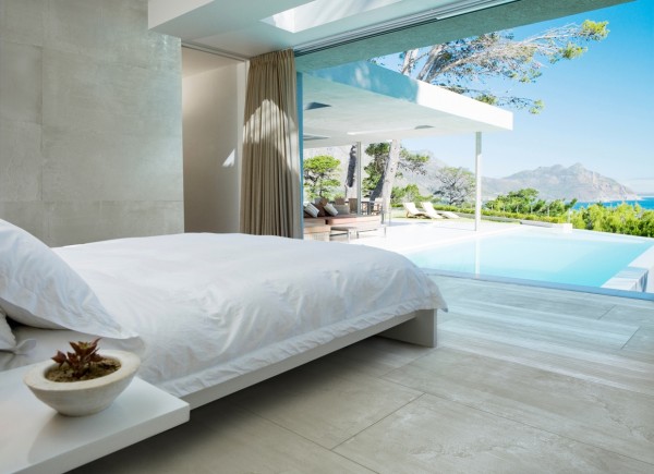 Chambre avec vue magnifique vers la piscine à débordement  luxe simplicité blanche 