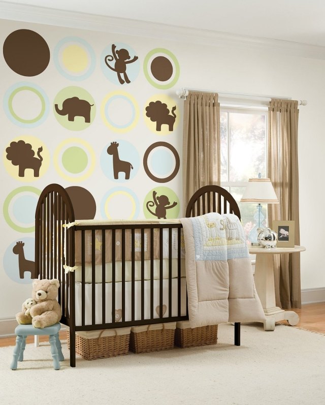 stickers-chambre-bébé-thème-jungle-couleurs-pastel-marron-lit-bébé-bois stickers chambre bébé