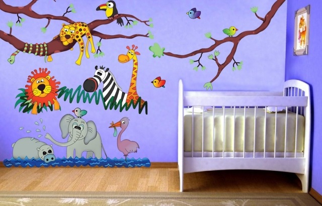 stickers-chambre-bébé-thème-jungle-murs-bleus-animaux-sauvages-lit-bébé-blanc stickers chambre bébé