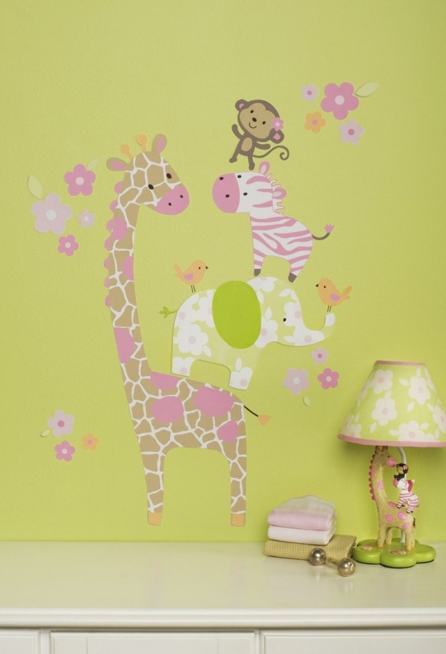 stickers-chambre-bébé-thème-jungle-murs-jaunes-animaux-sauvages-lampe-chevet stickers chambre bébé