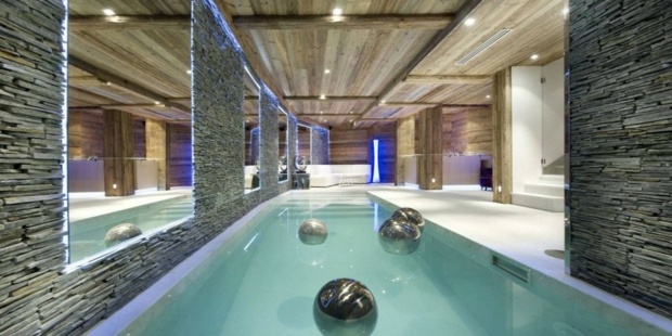 superbe piscine couverte mur pierre orné miroirs