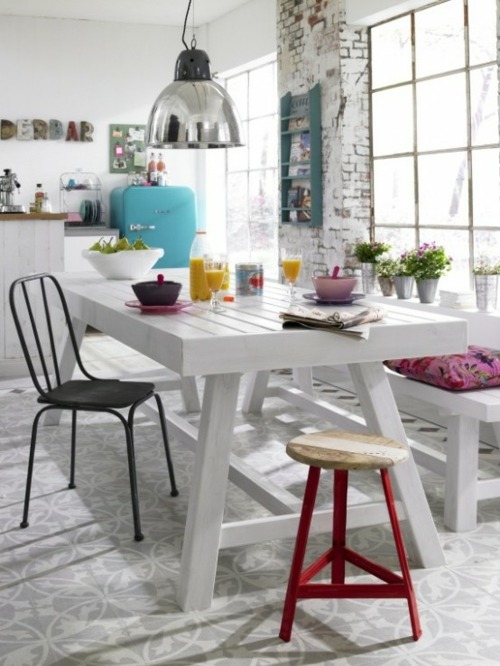 table blanc chaises differentes couleurs cuisine originale