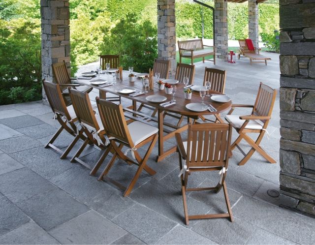 table-jardin-bois-chaises-coussins-blancs-terrasse