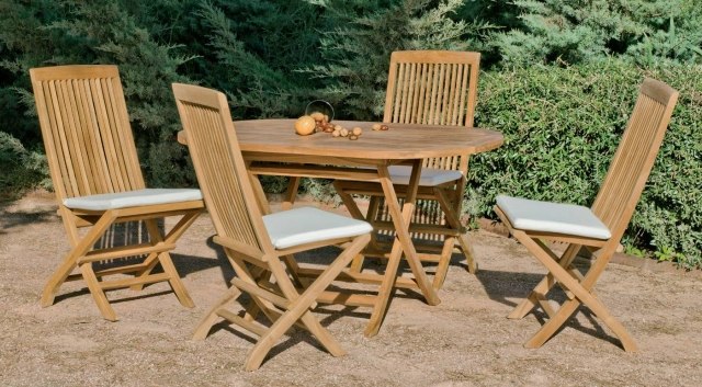 table-jardin-bois-ensemble-chaises-table-bois-clair-coussins-blancs table de jardin