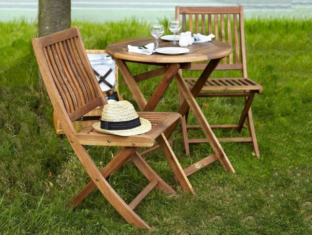 table-jardin-bois-petite-ronde-chaises-pliantes table de jardin