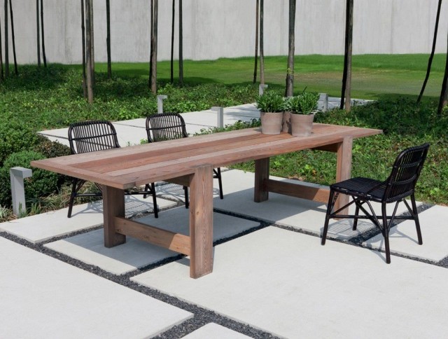 table-jardin-bois-rectangulaire-bois-chaises-noires-métalliques table de jardin