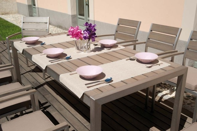 table-jardin-bois-rectangulaire-grande-chemins-table-blancs-fleurs-lilas-rose table de jardin