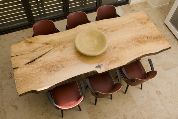 table rustique en frene rebords naturels