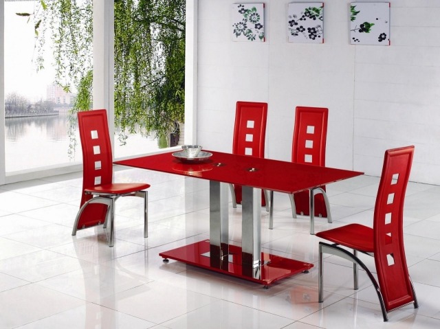 table-salle-à-manger-matériau-verre-idée-originale-couleur-rouge-chaises-style-elegance