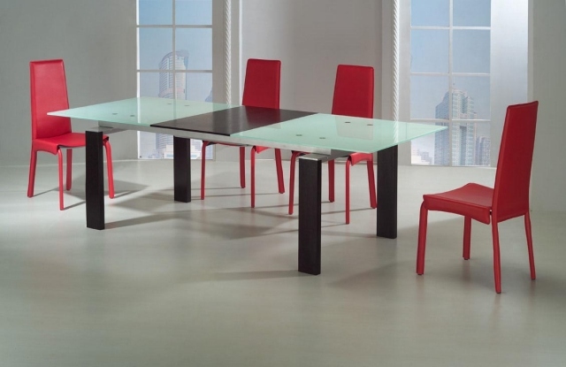 table-salle-à-manger-matériau-verre-idée-originale-extensible-chaises-rouges