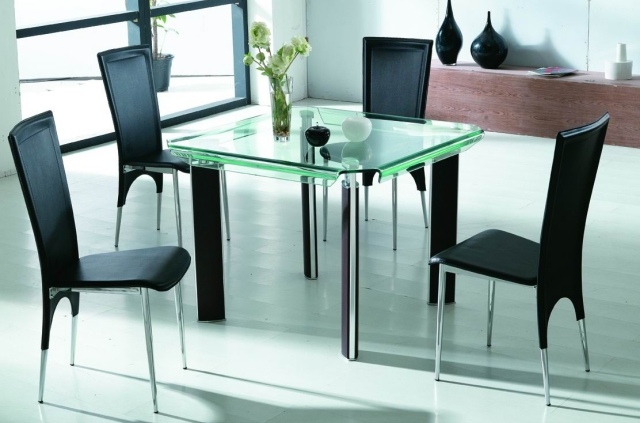 table-salle-à-manger-matériau-verre-idée-originale-forme-carree-chaises-noires
